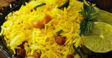 Recette indienne traditionnelle de riz au citron et au curcuma.